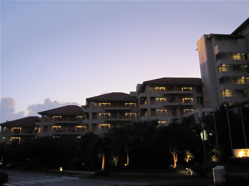 喜瀬別邸のすぐ近くに、ザ・ブセナテラスがあります。沖縄を代表する高級ホテルです。